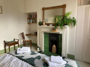 Beautiful sunlit rooms, 2 mins from beach, private garden